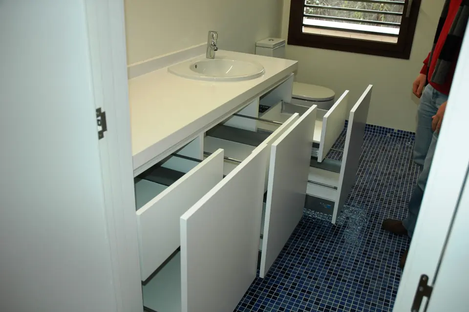 Mueble de baño con cajones de frente liso