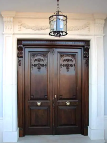 Puerta de madera con herraje oculto