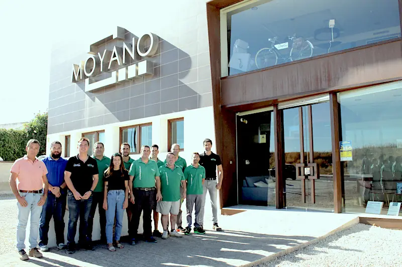 El equipo de Carpintería Moyano frente al taller de Montilla