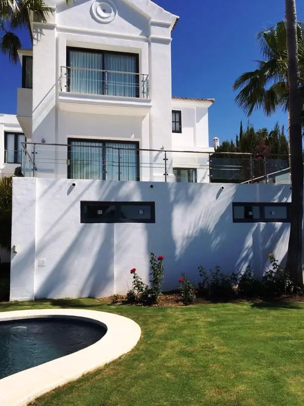 Vivienda con ventanas de madera de Carpintería Moyano